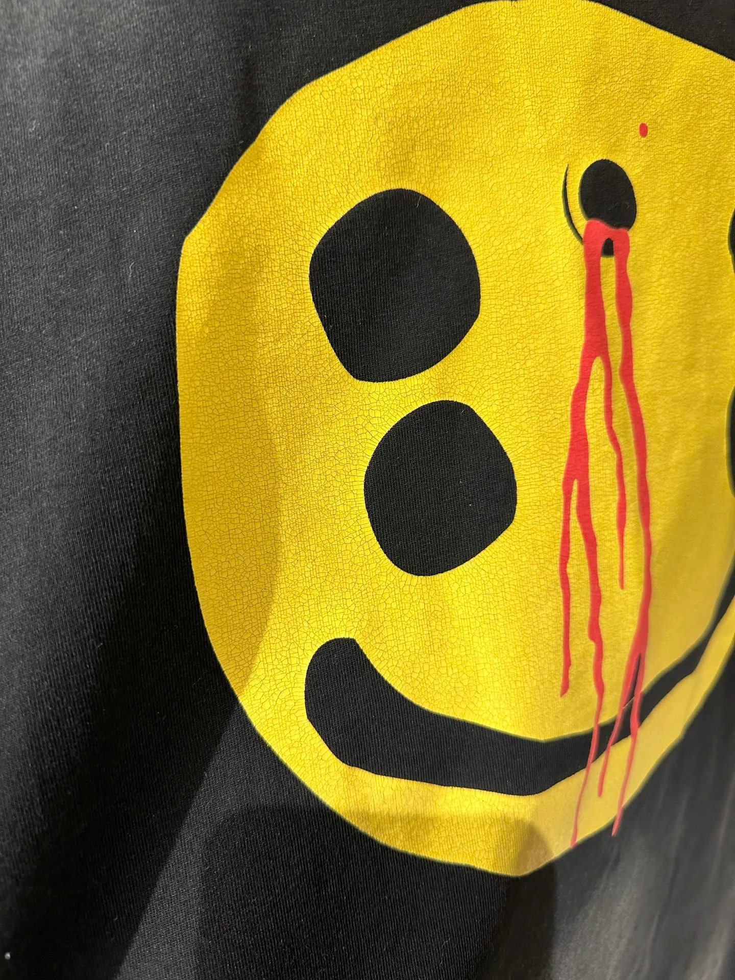 🧸CPFM co-branded Saint Micheal trendy brand washed distressed smiley face printed short-sleeved high street American casual T-shirt p136 Style number: 014-6 Size: S-XL The base coat is Assute dyed and sprayed with Maliu. It presents a retro and old texture. The pattern is hand-painted with a leather texture imprinting effect. 260g double washing and drying, plus soft fabric for comfort and durability. The color fixing effect is excellent. The bold smiley face pattern gives it a bold design. The oversized version can be worn by both men and women.